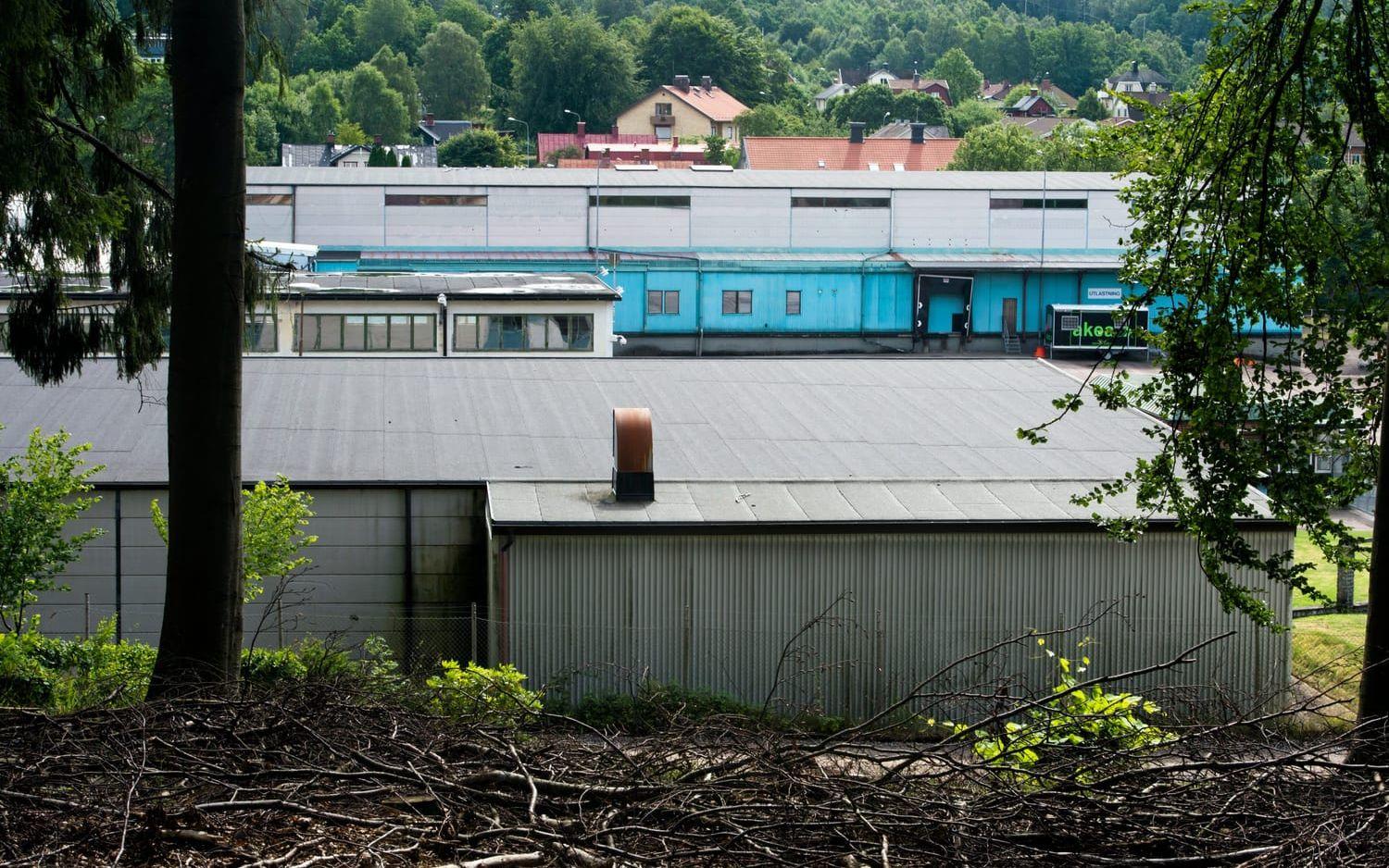 I förgrunden syns den länga som tillsammans med huvudbyggnaden ska byggas om till lektionssalar . Den blå byggnaden i bakgrunden ska byggas om till sporthall. Bild: Johan Persson