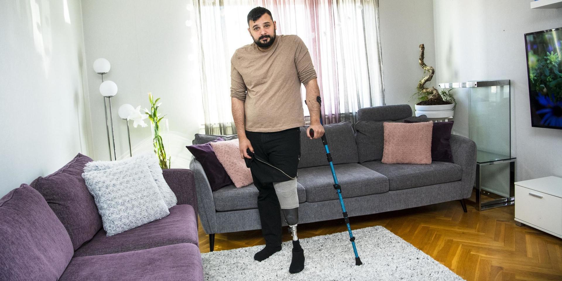 Almotaz Alzhrawi kläde foten i en arbetsplatsolycka på ett av Biltemas lager i Halmstad.