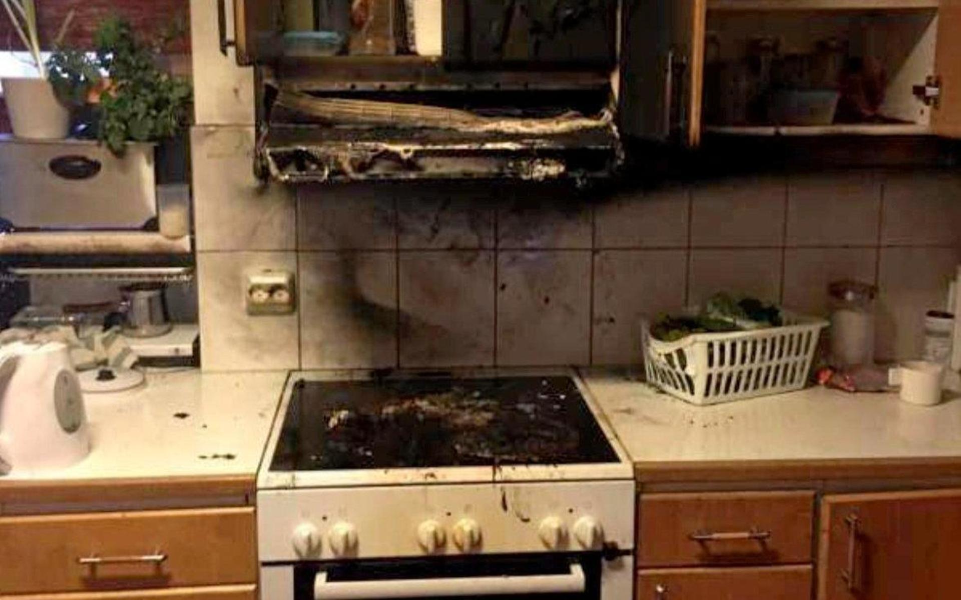 Det började brinna och branden spred sig upp i köksfläkten innan sonen kunde släcka med hjälp av en blöt filt.