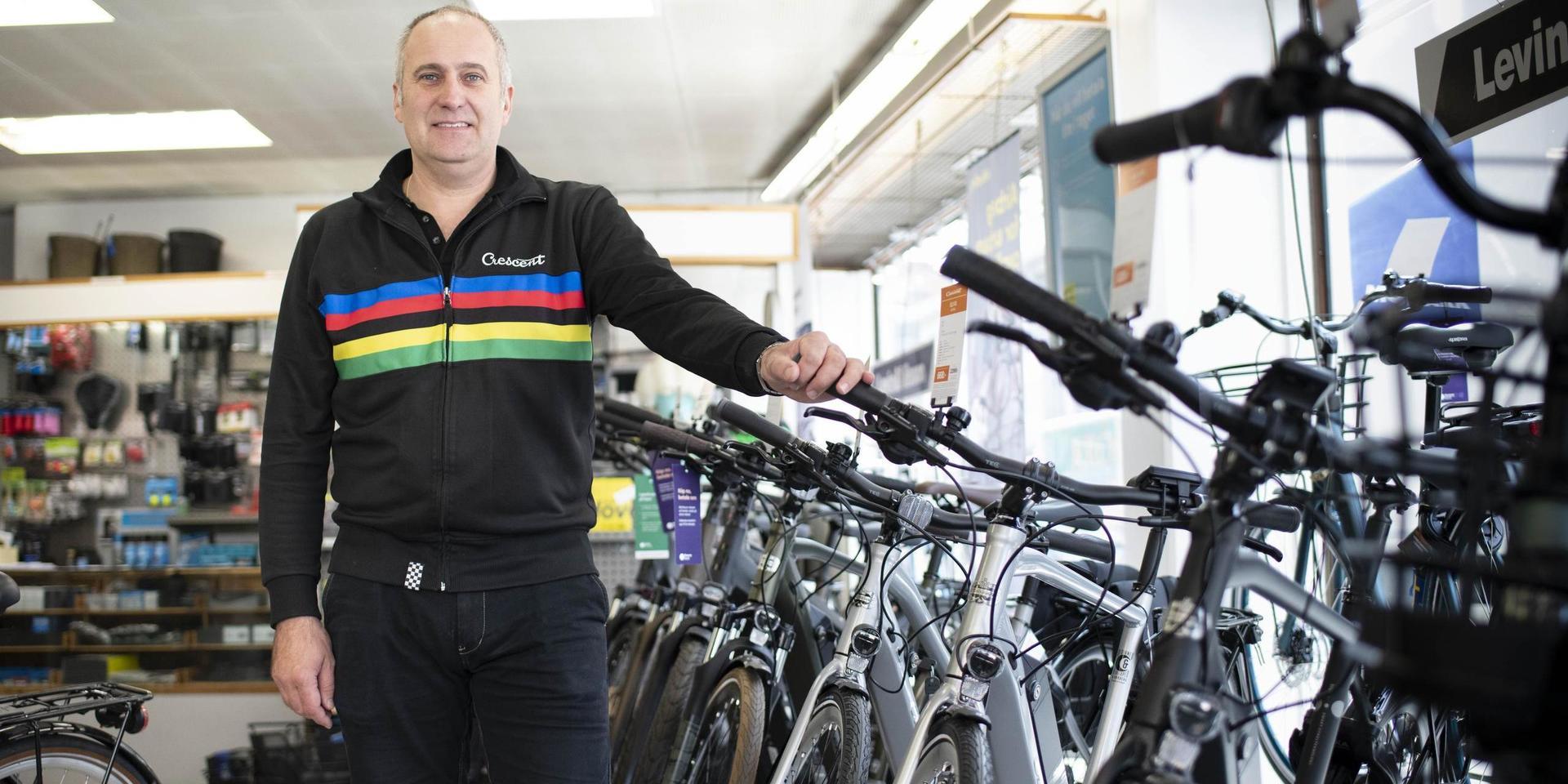 Affärerna rullar på bra för Niklas Levins cykelbutik Levin &amp; Nilsson.