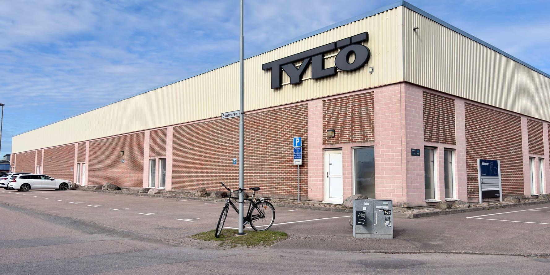 Militärfordon kolliderade med viadukt – tågtrafiken stoppad — image 5