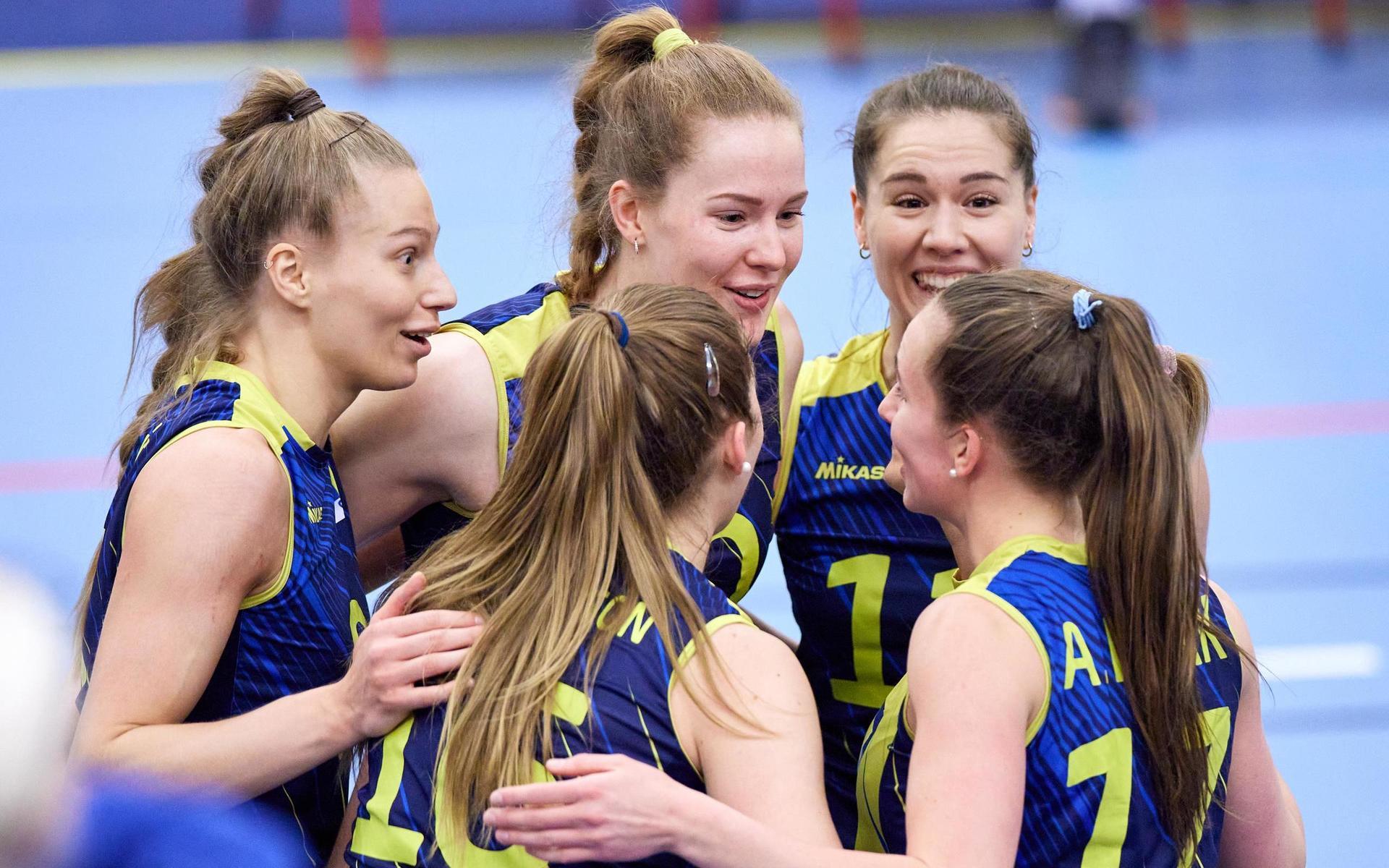Det svenska damlandslaget tog volleybollvärlden med storm när laget kvalade in till EM som gruppetta. Lilly Topic syns längst till vänster.