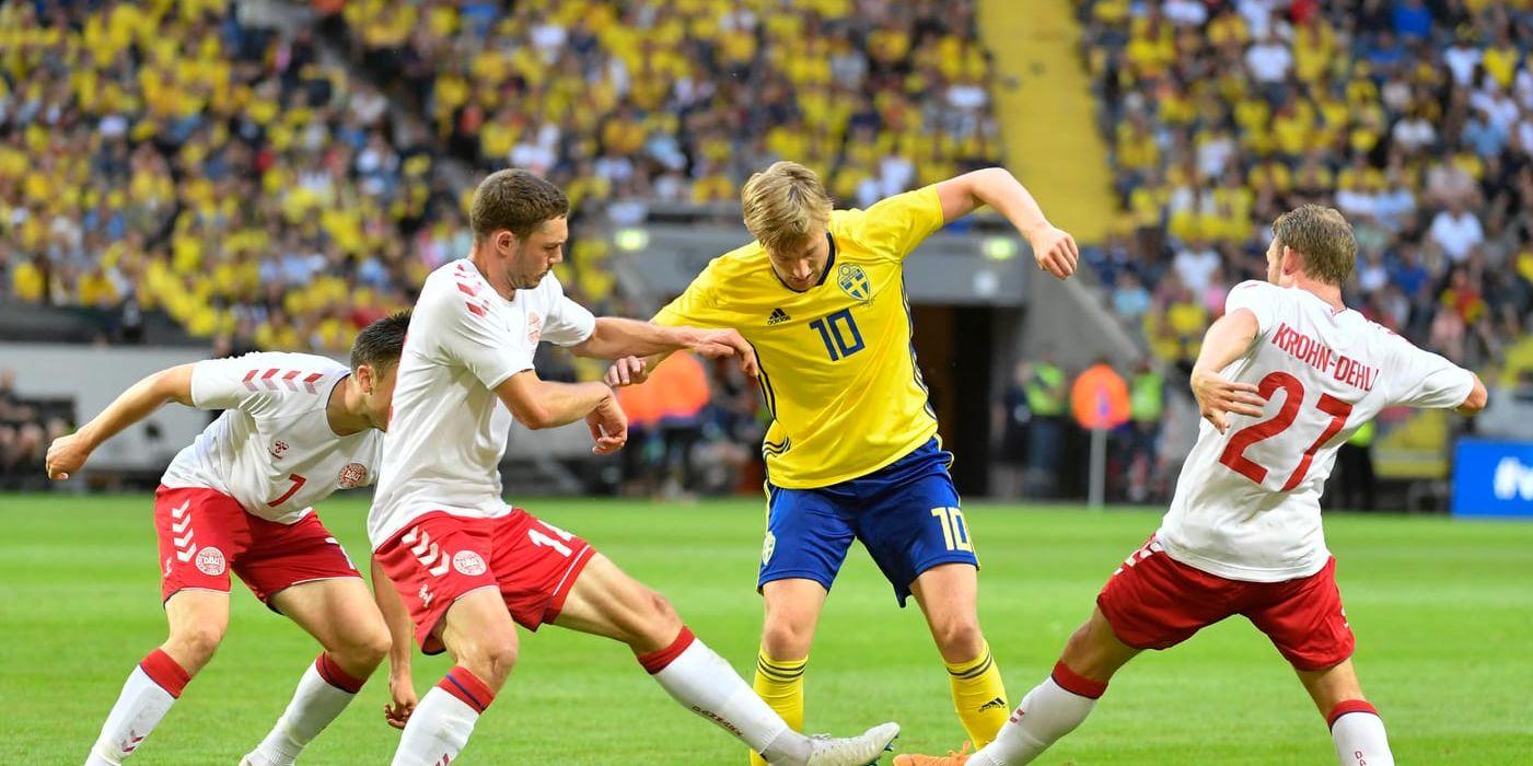 Sveriges Emil Forsberg uppvaktad från två håll under lördagens landskamp i fotboll mellan Sverige och Danmark på Friends arena.
