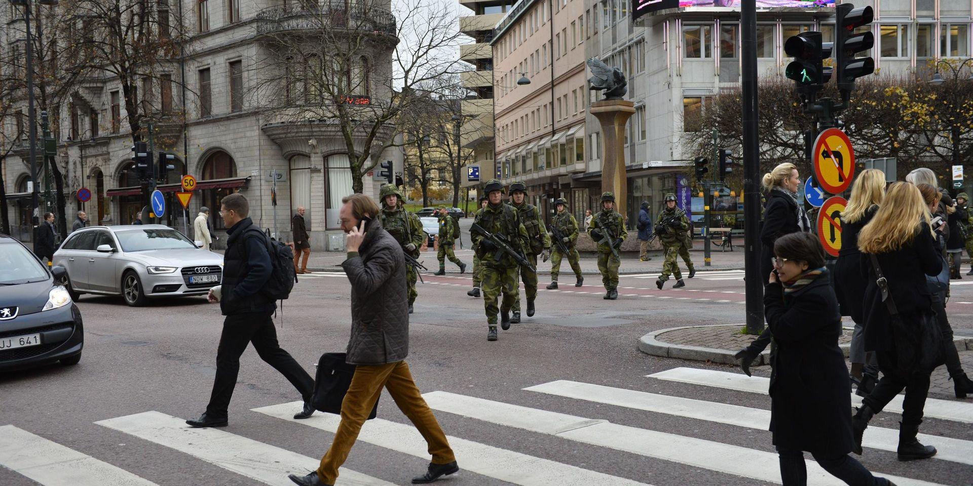 Bilden är från en militärövning i Stockholm, men vi kanske får se liknande bilder i Halmstad under onsdagen när Hemvärnssoldater uppmuntras att gå i uniform på jobbet. Minus alla vapen, förhoppningsvis.