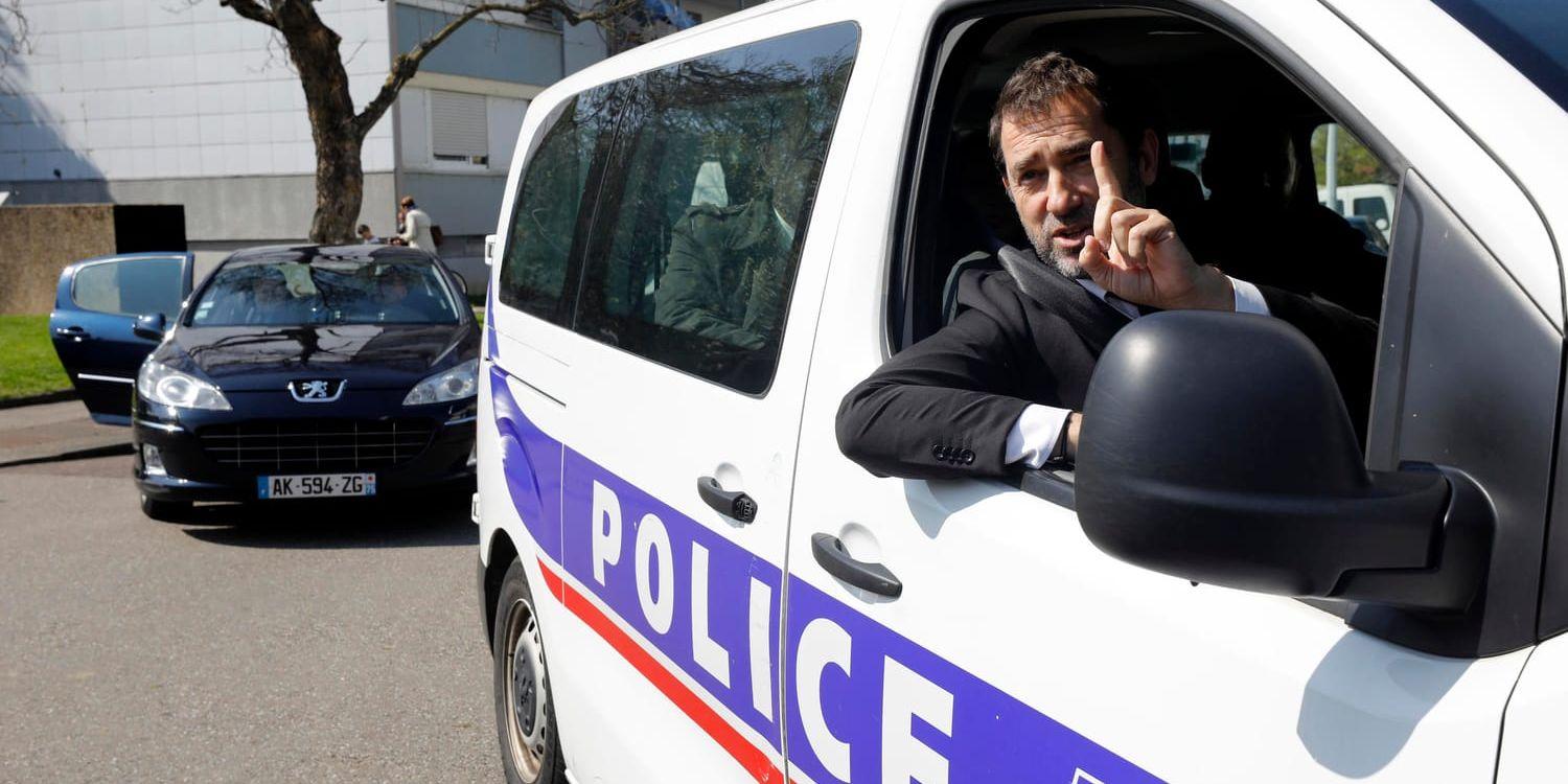 Frankrikes inrikesminister Christophe Castaner, som på bilden från i april syns sittande i en polisbil, vill att polisen redogör för de metoder som användes mot demonstranterna. Arkivbild.
