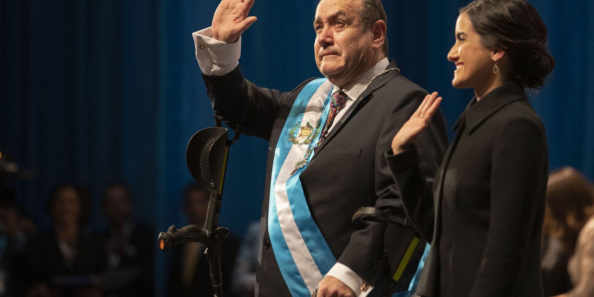 Alejandro Giammattei svär presidenteden i Guatemala City.
