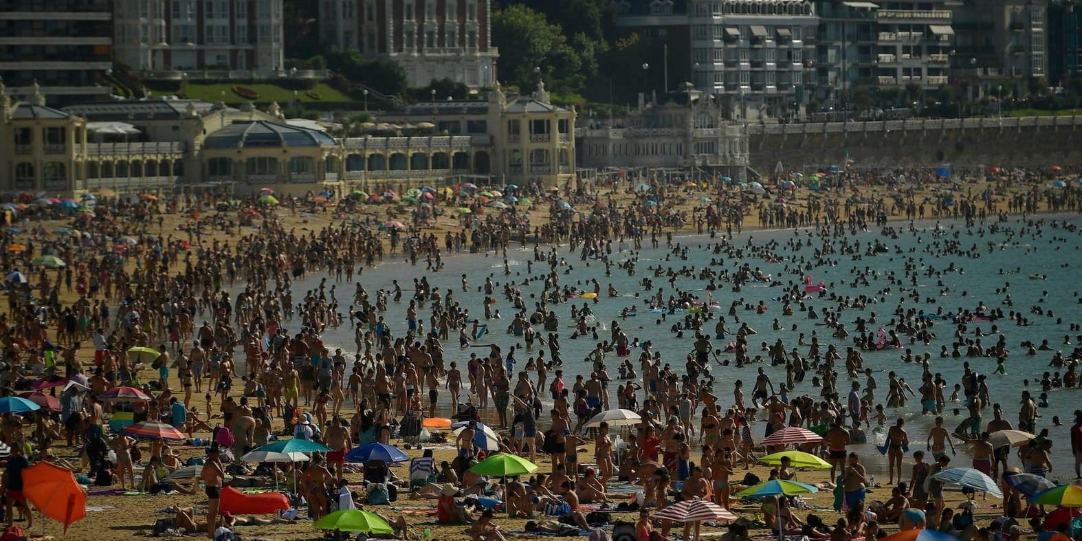 Människor trängs på stranden i San Sebastian i norra Spanien. I helgen väntas värmen på den iberiska halvön kulminera.