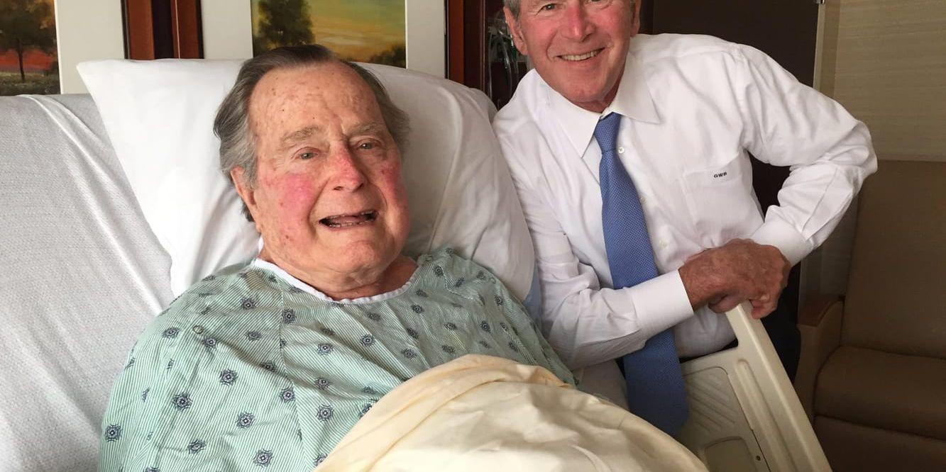 George Bush den äldre tillsammans med sonen George W Bush 2017. Arkivbild.