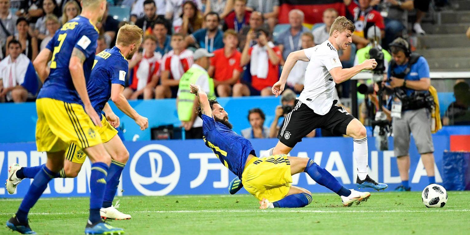 Sveriges Jimmy Durmaz fällde Tysklands Timo Werner i slutminuterna av matchen i fotbolls-VM:s gruppspel. På den efterföljande frisparken gjorde Tysklands Toni Kroos avgörande 2–1.