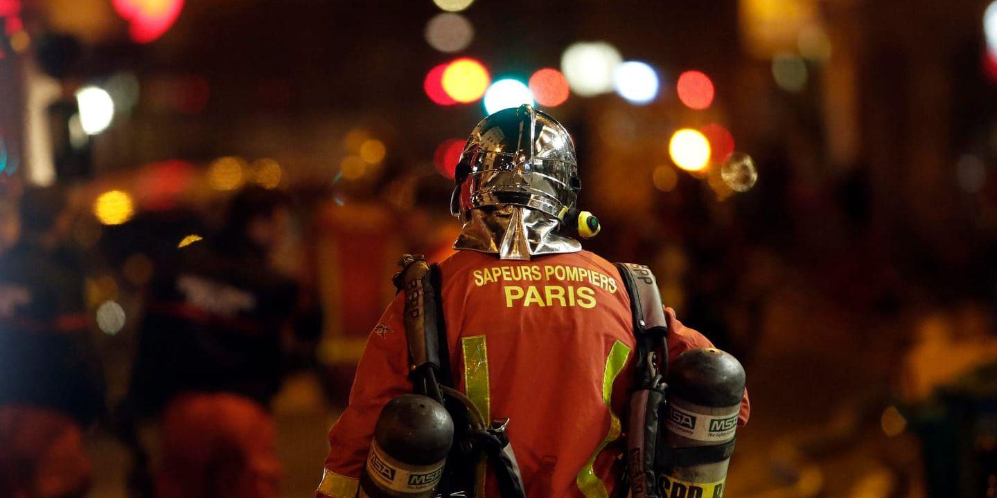 Brandmän i Paris kämpar mot en brand i ett bostadshus. Arkivbild.