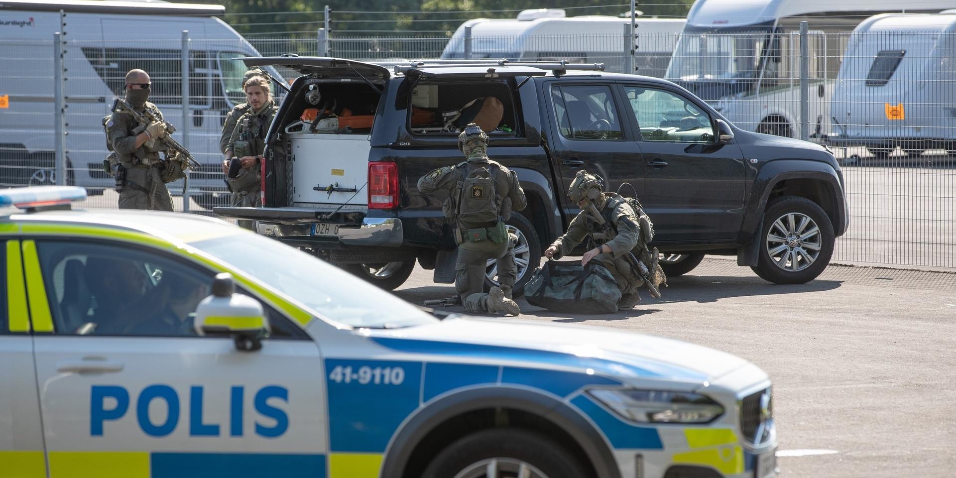 En stor polisinsats sattes in på Hällbyfängelset utanför Eskilstuna efter att två intagna tagit personal som gisslan.