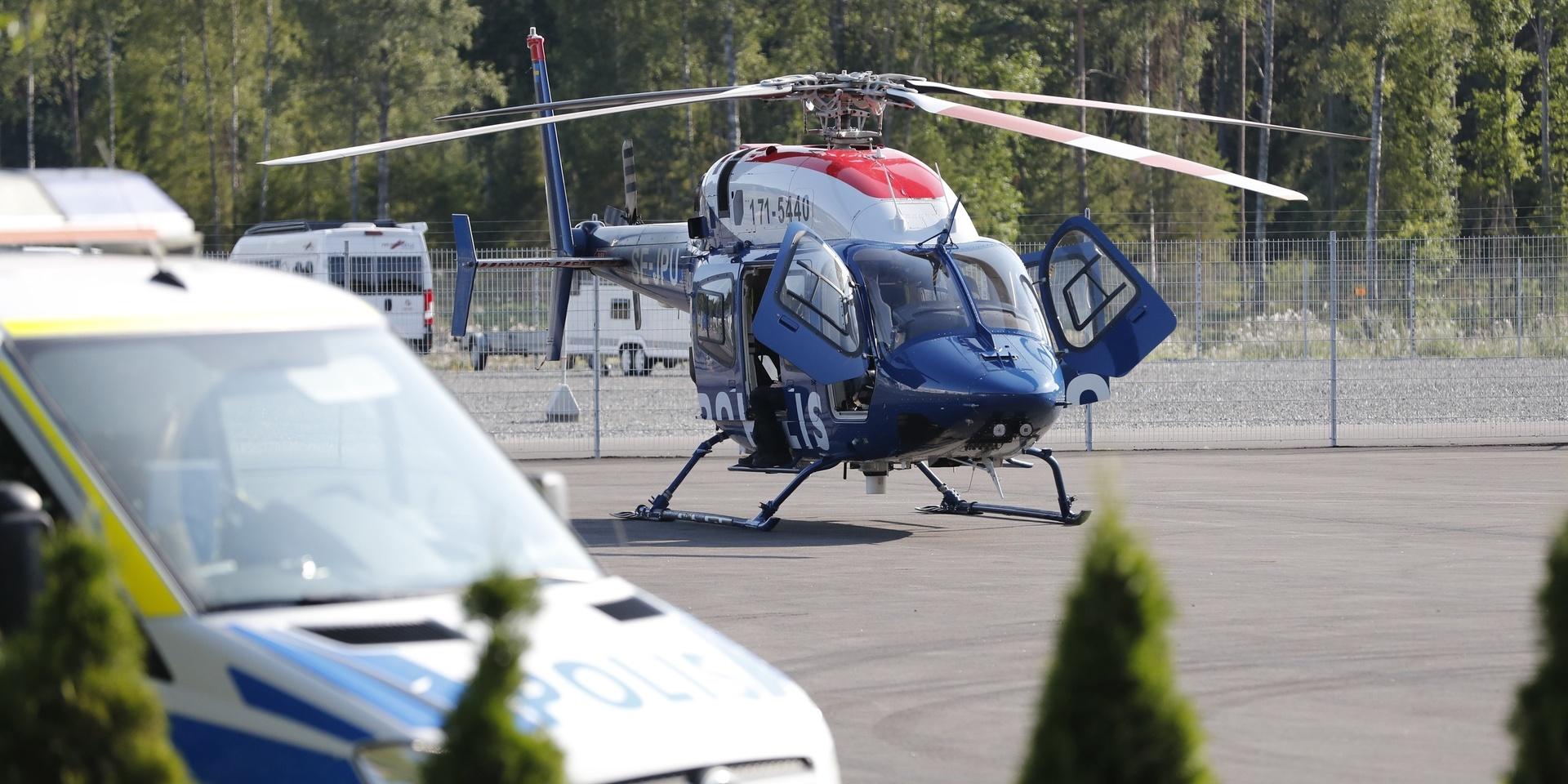 En polishelikopter på plats i samband med gisslandramat på Hällbyfängelset.