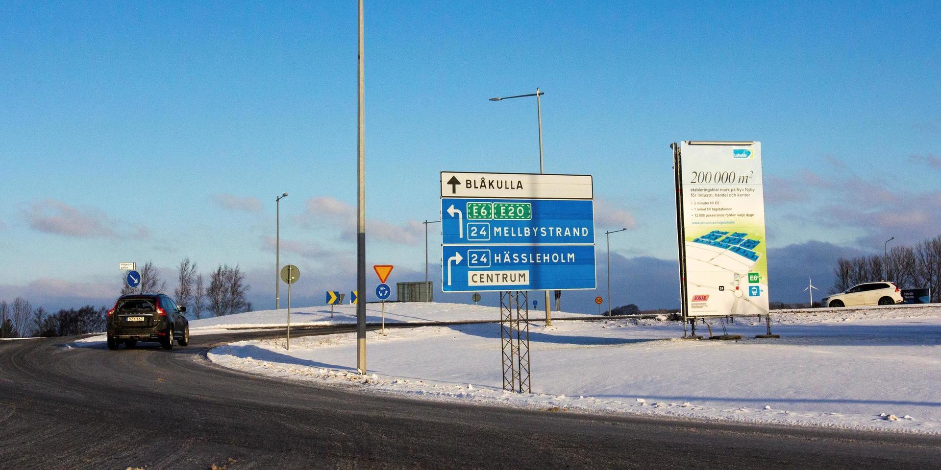 Handelsområdet vid nya Nyby industriområde i Laholm ska förses med en pylonskylt. Den kan placeras i cirkulationsplatsen på väg 24 vid järnvägsstationen.