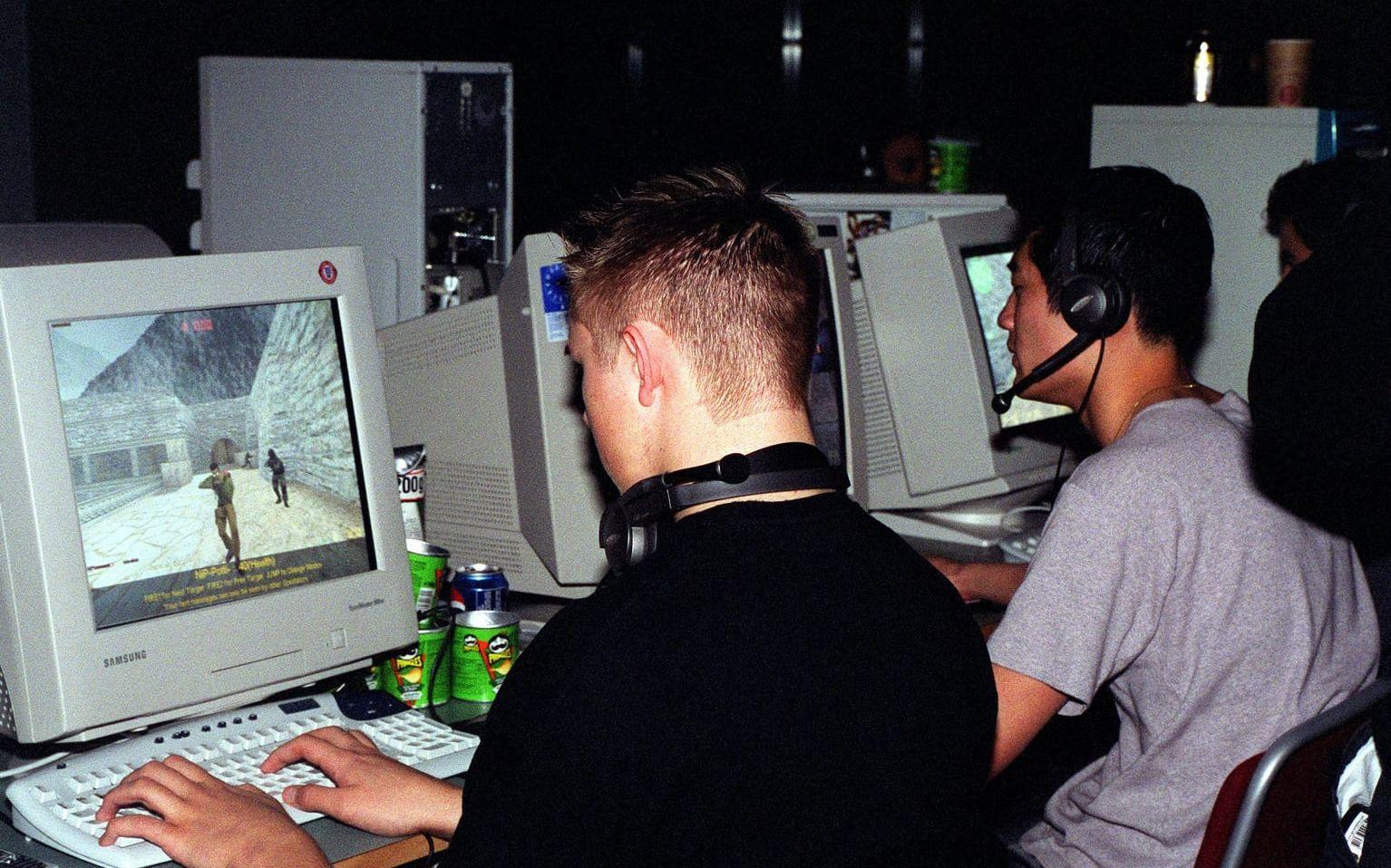 Emil "HeatoN" Christensen, till vänster, i en Counter Strike-tävling 2002. Bild: TT/arkiv