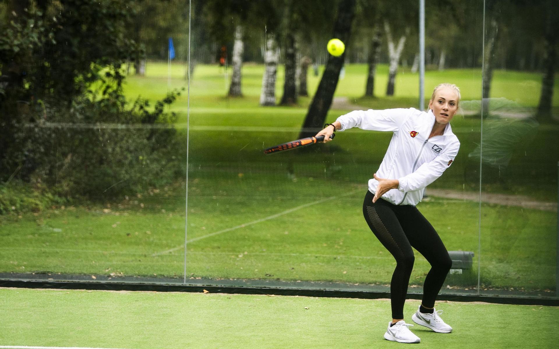Dold talang? Julia Engström spelade padel på Halmstad GK i Tylösand dagen efter att hon tagit golfkarriärens andra seger på Europatouren i Frankrike.