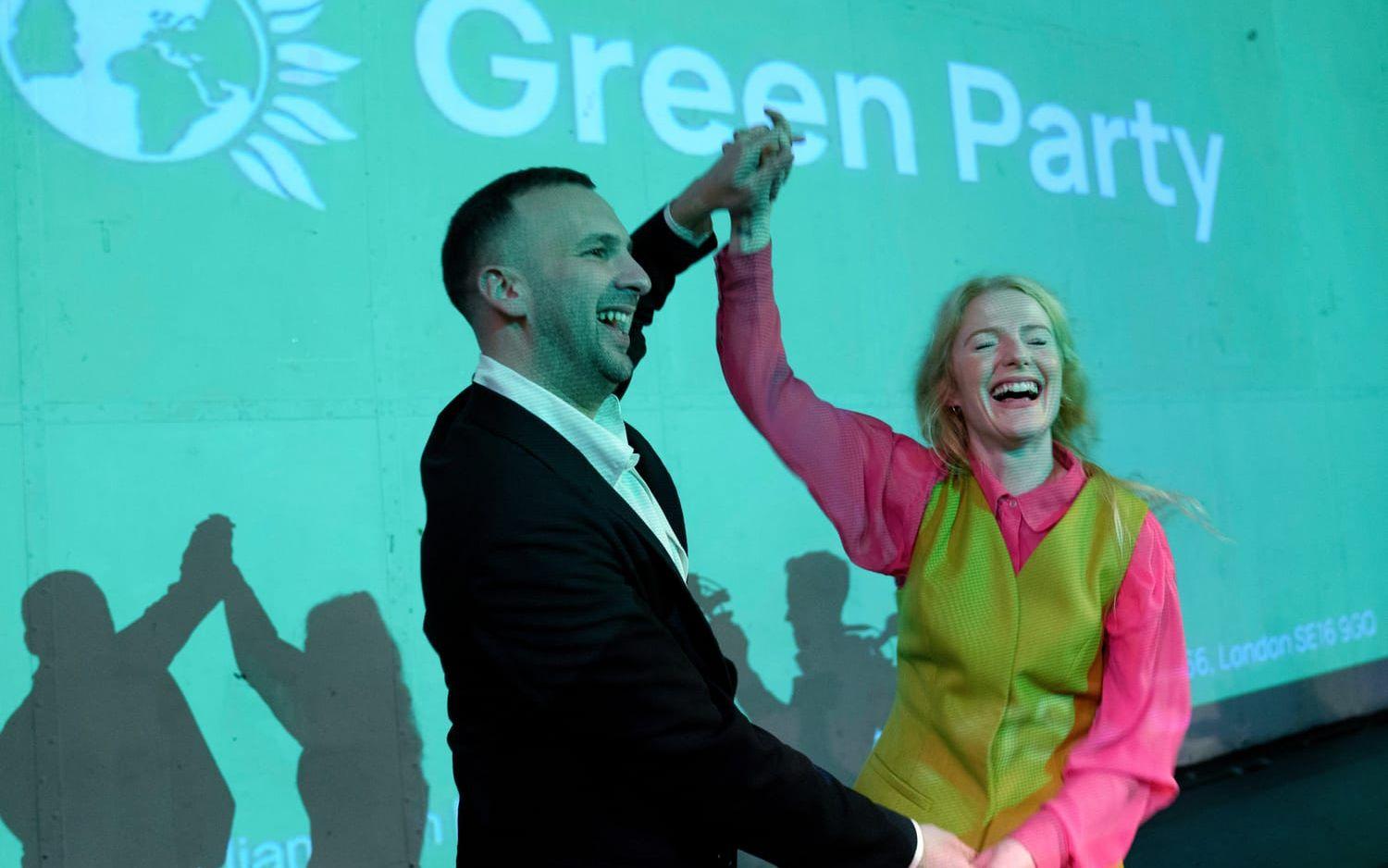 Gröna partiets ledare Zack Polanski firar med Hannah Spencer efter hennes seger i ett fyllnadsval till parlamentets underhus i februari. Arkivbild.