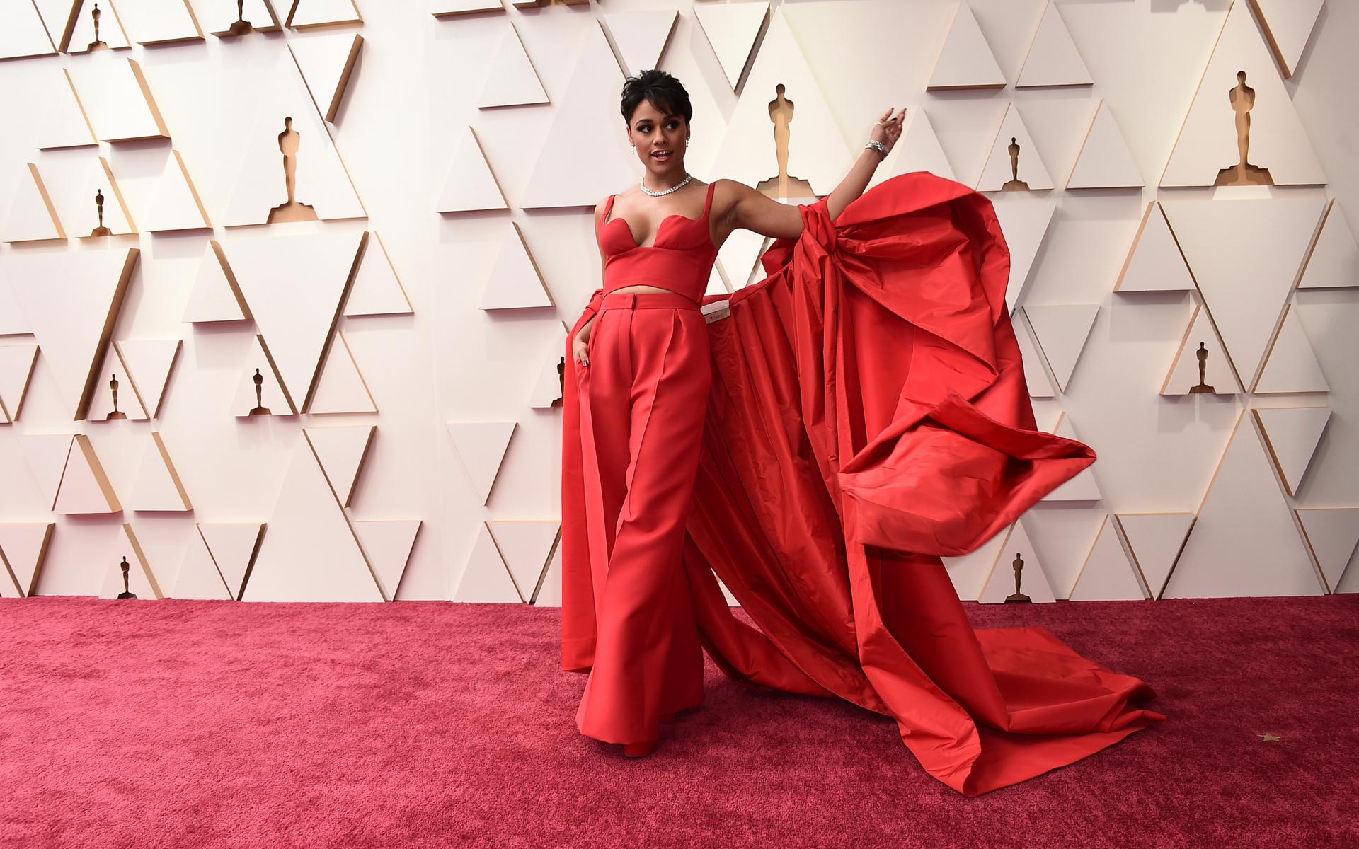 Ariana DeBose kom i en dramatiskt röd kreation. Senare på kvällen fick hon ta emot en Oscar för bästa kvinnliga huvudroll för sin insats som Anita i Steven Spielbergs ”West side story”. 