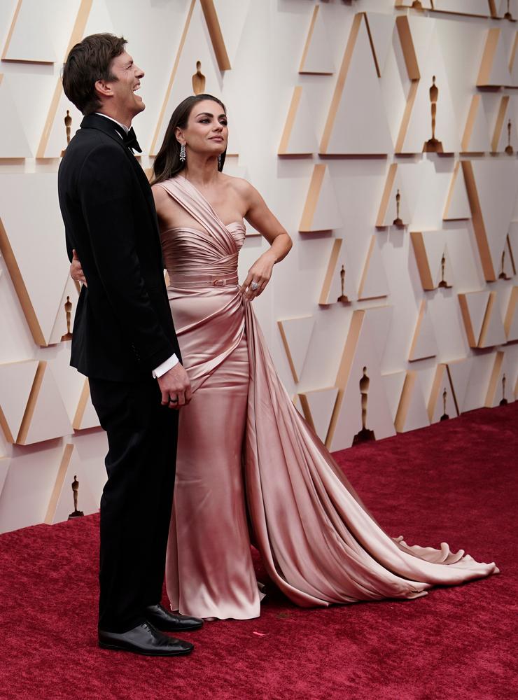 Ashton Kutcher hade kul på röda mattan tillsammans med Mila Kunis på väg in i Dolby theatre.