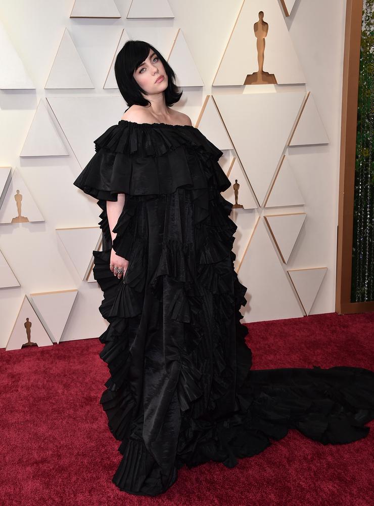 Artisten Billie Eilish dök upp helt klädd i svart för kvällens Oscarsgala. Även hon anammade årets trend med dramatiska släp.