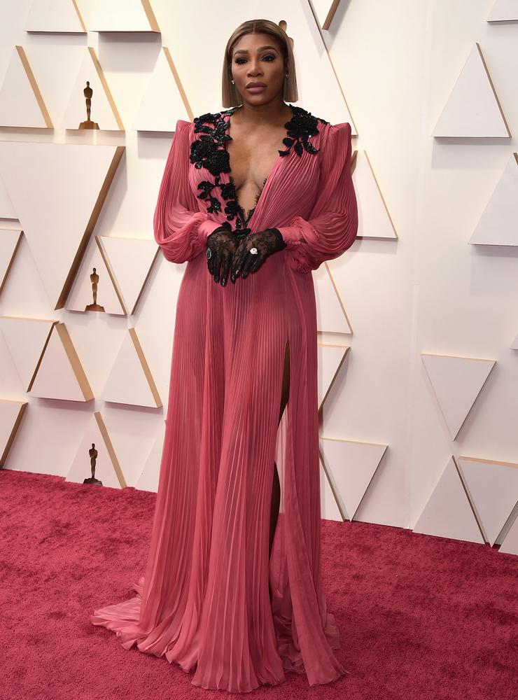 Serena Williams var en av många stjärnor som valde en klänning i en rosa nyans inför Oscarsgalan. 