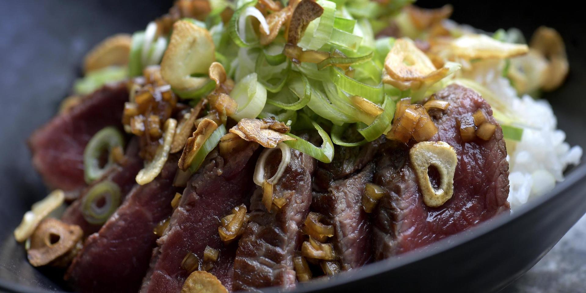 Beef tataki är hastigt stekt ryggbiff med läcker sås av soja och sake.