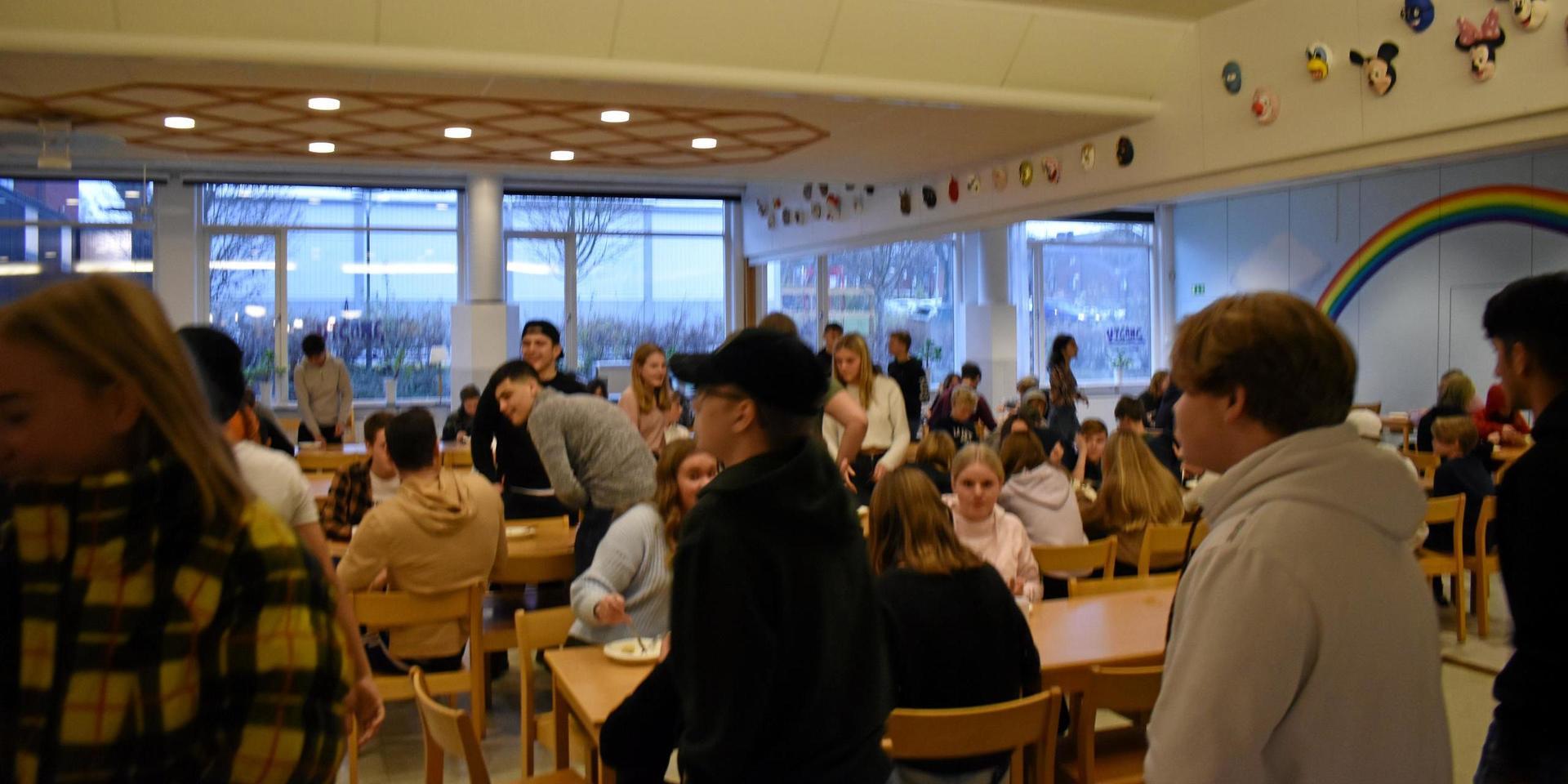 Matsalen på Örnaskolan har kritiserats för att var coronamässigt otrygg, genom att många elever samsas om begränsat utrymme.