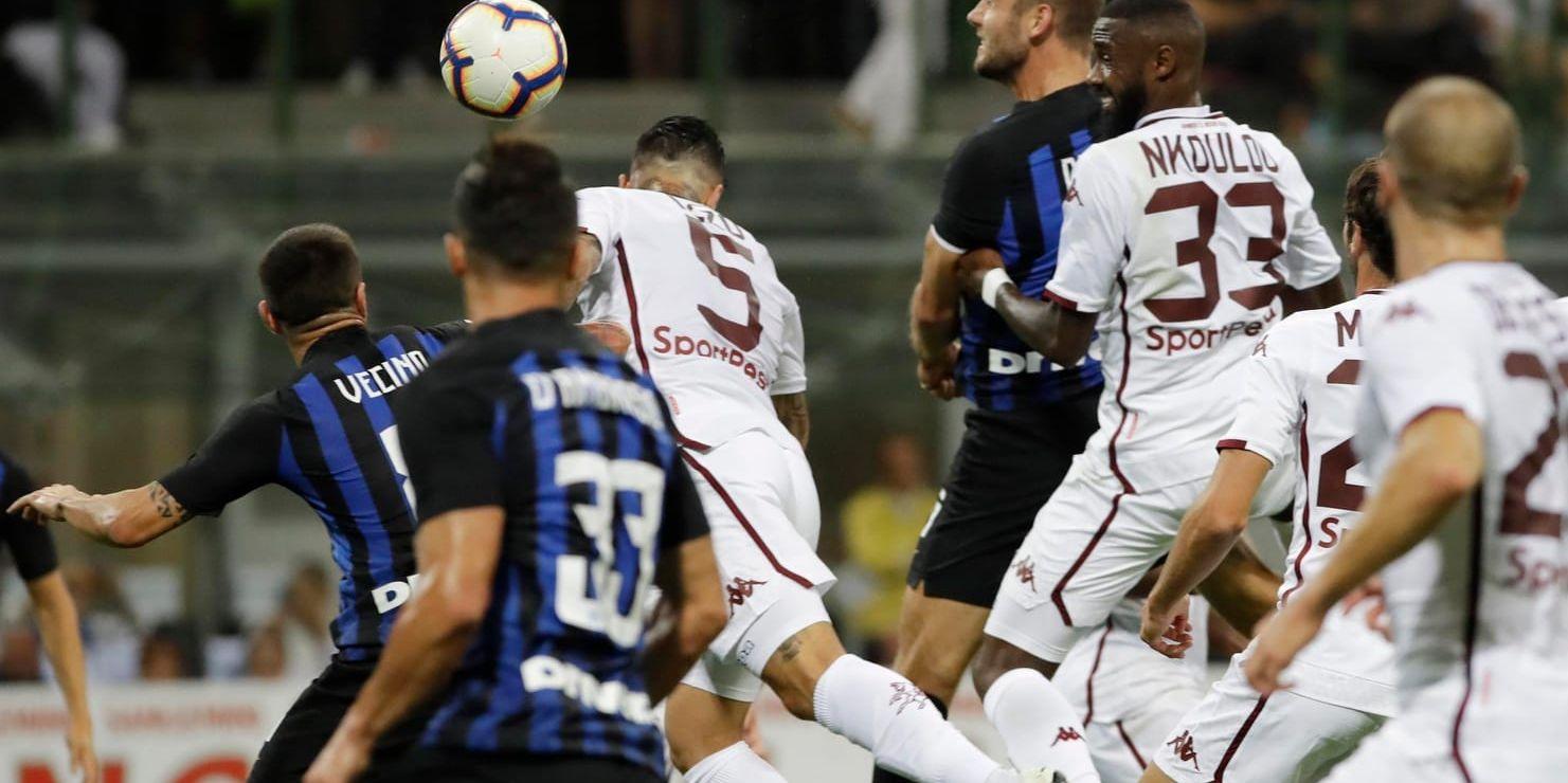 Stefan De Vrij nickar in 2–0 för sitt Inter mot Torino. Det skulle dock inte räcka till säsongens första seger.