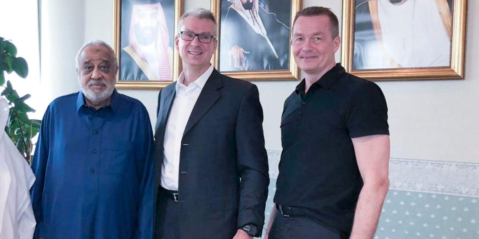 Nyss frisläppte Mohammed al-Amoudi, längst till vänster, har träffat sina företagschefer, Jason Milazzo, styrelseordförande för Preem, och längst till höger Roger Wikström, vd på Midroc Europe.