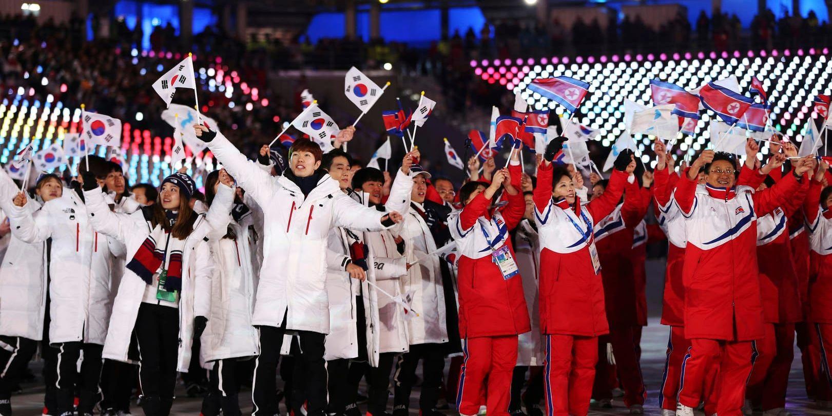 En samlad Nord- och Sydkoreansk trupp under OS-avslutningen i Pyeongchang. Nu tänker länderna söka sommar-OS tillsammans.