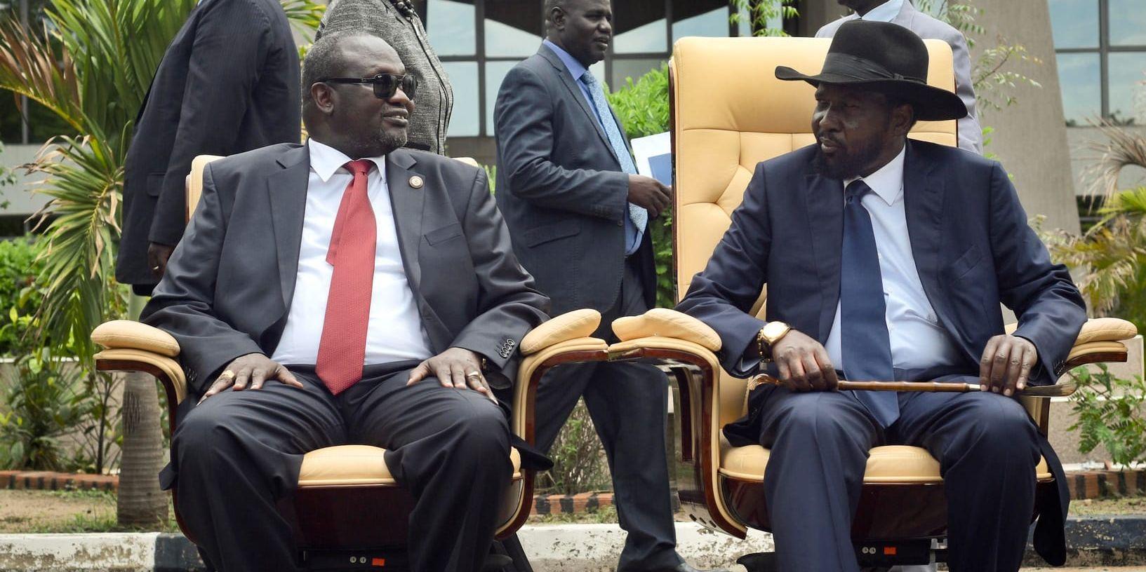 Sydsudans tidigare vicepresident Riek Machar, till vänster, tillsammans med landets president Salva Kiir efter rivalernas möte i Juba i april 2016. Arkvibild.