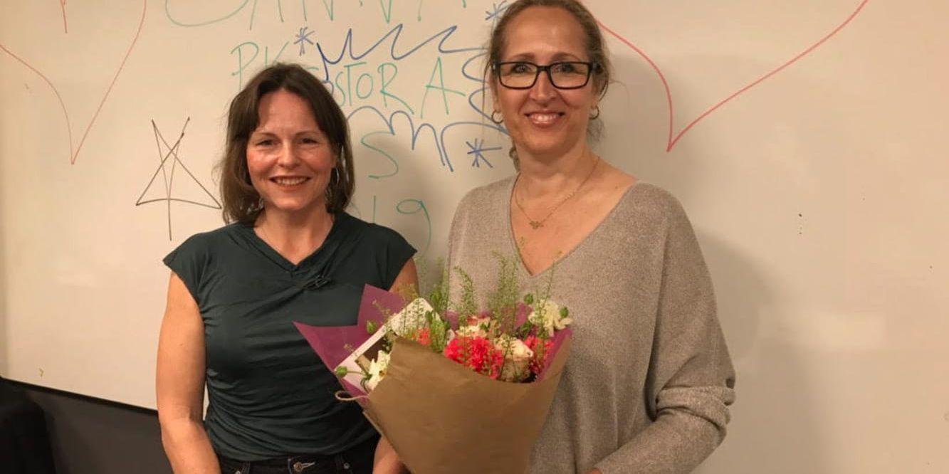 Sanna Klinghoffer tilldelas Publicistklubbens stora pris 2019. På bilden syns också Lena Kvist (till vänster), ordförande i Publicistklubbens västra krets. Pressbild.