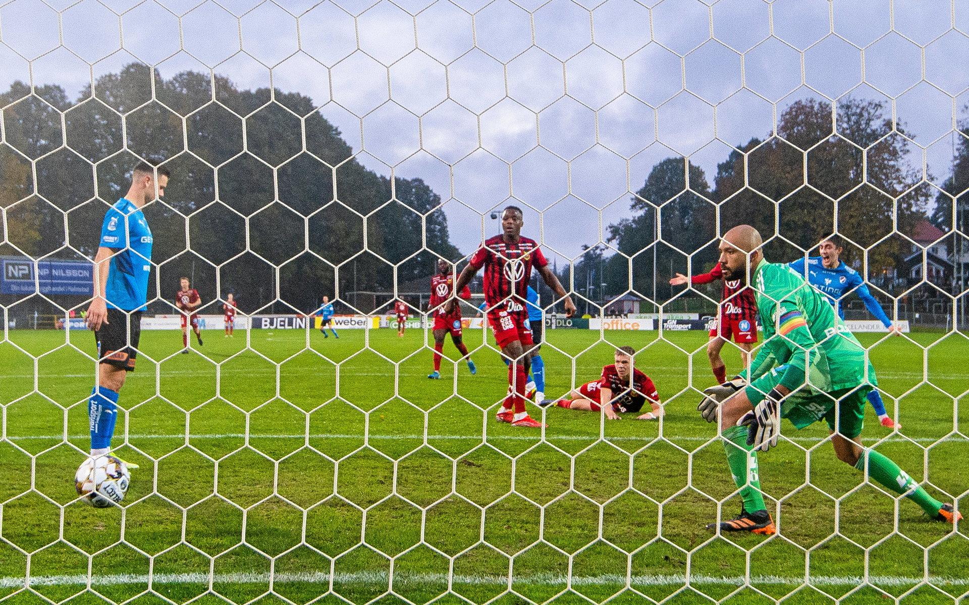 Sadat Karim gör 1–0 bakom Östersunds målvakt Aly Keita.