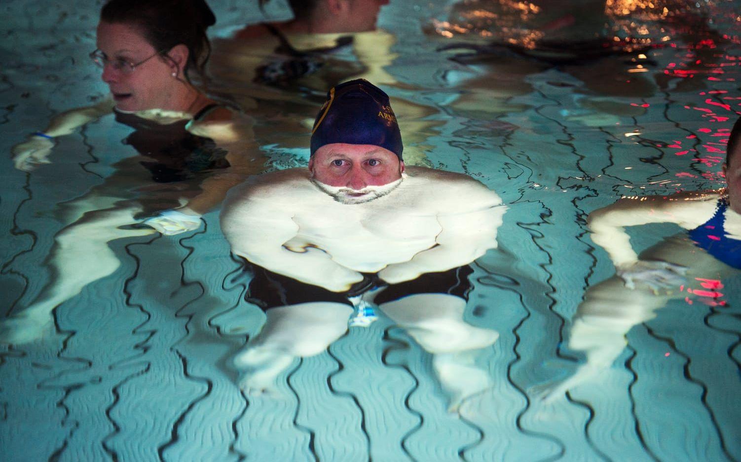 Mats Silver var en av omkring 30 deltagare som under kursen Gilla vatten fick känna efter med hela kroppen hur vatten känns. Bild: Roger Larsson