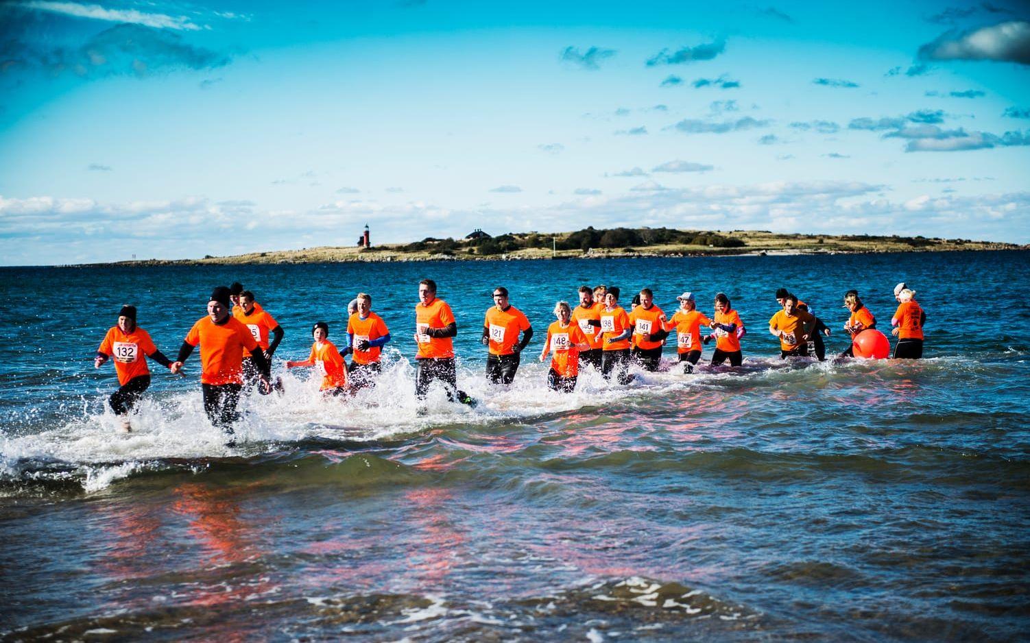 Tylösand Cross Challenge blev en riktig utmaning för deltagarna i motionsloppet i vatten och i sand. Bild: Roger Larsson