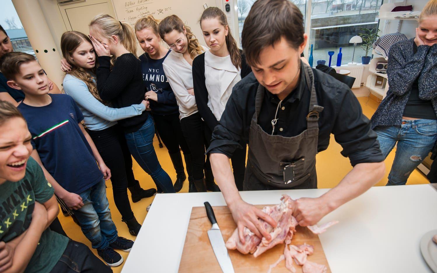 Skräckblandad förtjusning. Hemkunskapsläraren Sebastian Jäderås visar eleverna hur mat ser ut som olagad. Och hur man hanterar den. Bild: Roger Larsson