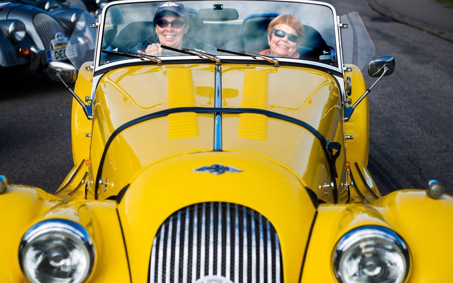 Svenska Morganklubben firar 50 år. Nina Widfeldt och Sonja Pedersen i en gul Morgan plus 4. Nina frågade på ett årsmöte för tre år sedan varför inte fler damer kör. Nu ordnas ”Ladies Drive” för första gången. Bild: Roger Larsson