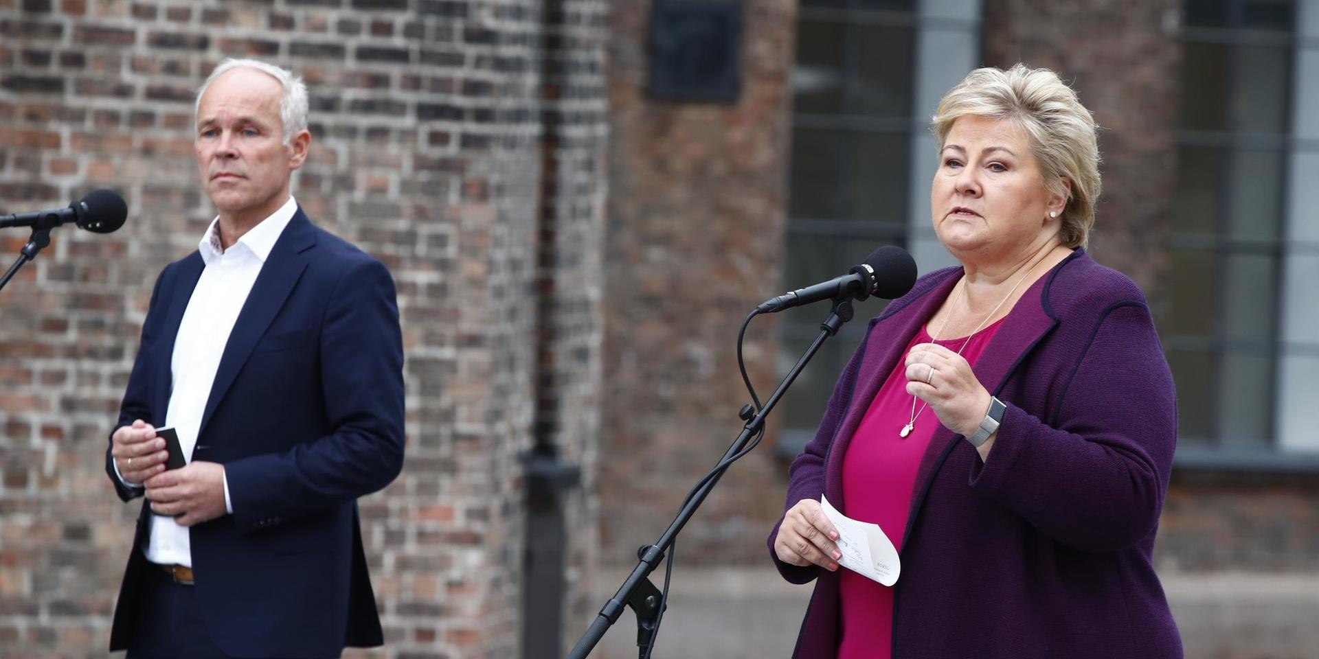 Finansminister Jan Tore Sanner, från konservativa Høyre, tillsammans med statsminister Erna Solberg. Arkivbild. 