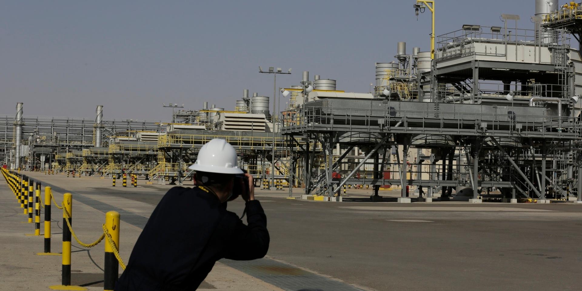 ”I mitten av juni hade fonden till exempel investerat 328 miljoner i den saudiska diktaturens eget oljebolag, Saudi Aramco.”