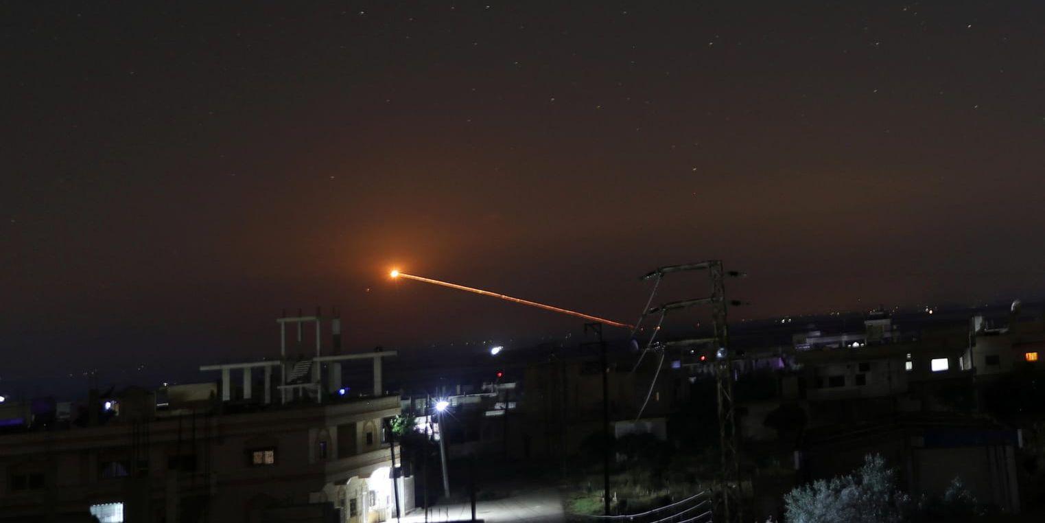 Robotbeskjutning syns på himlen över Daraa i Syrien.
