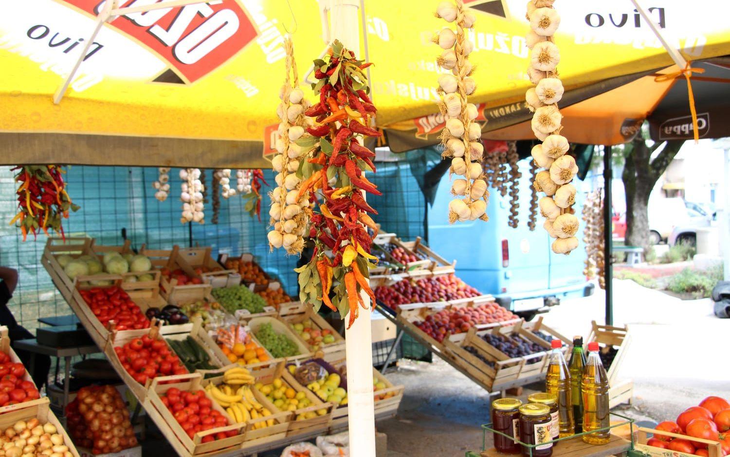 Färska tomater, aubergine, lök, vitlök och chili så klart på torgmarknader vid sydligare breddgrader.