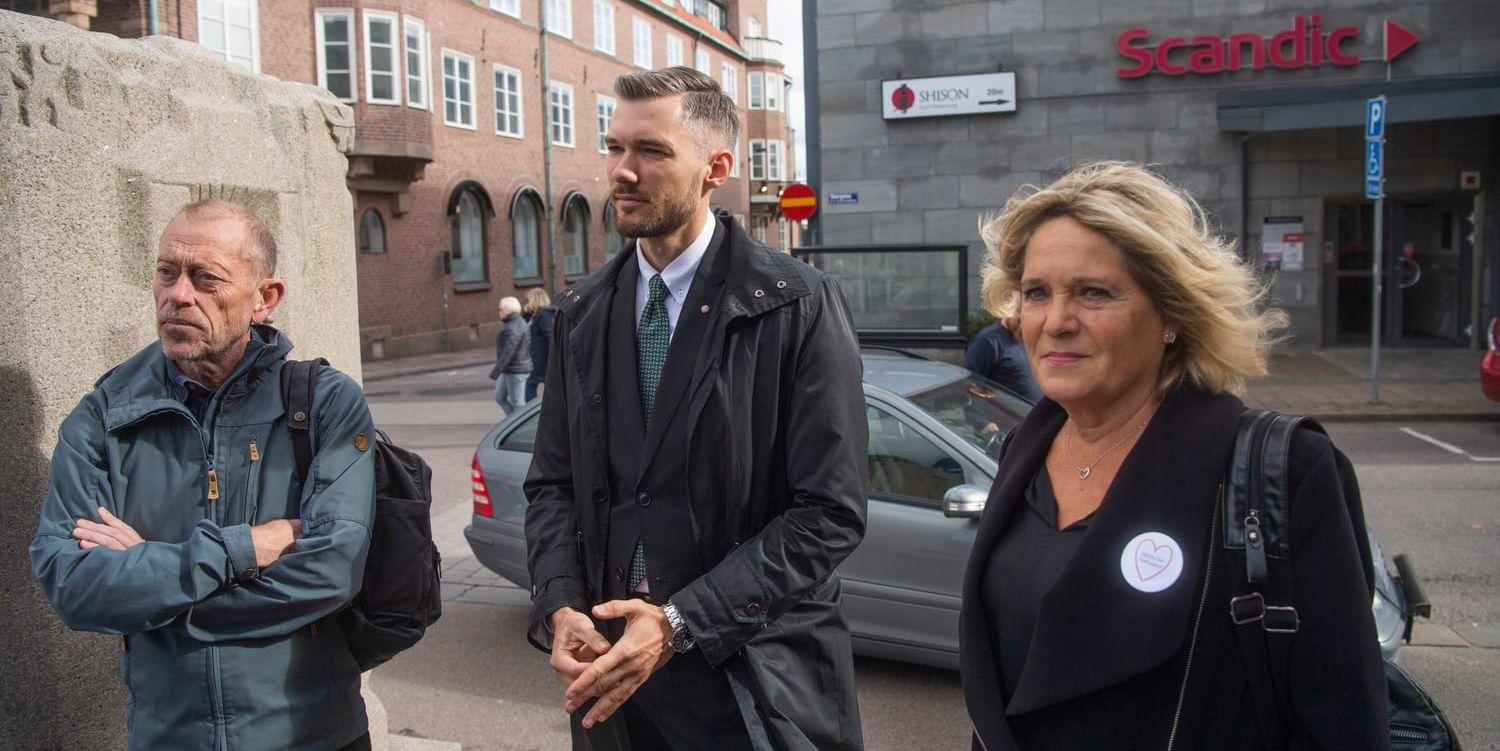 Lennart Lorick (MP), Stefan Pålsson (S) och Ann-Charlott Mankell (HFH) sträcker ut en hand till L och C.