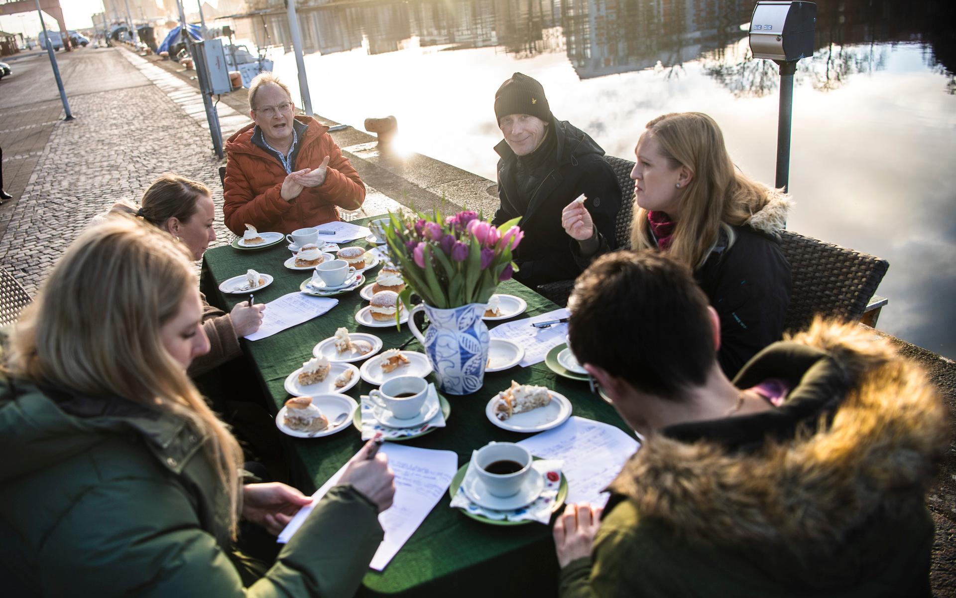 Semmeltest-fest – utomhus förstås i dessa coronatider – utanför Hallandsposten en vanlig januaridag.