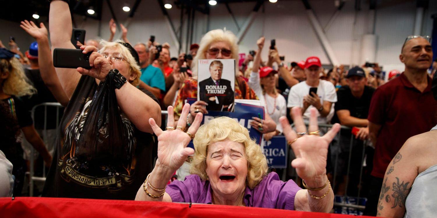Trumpsupportrar jublar under ett kampanjmöte i Las Vegas i september.