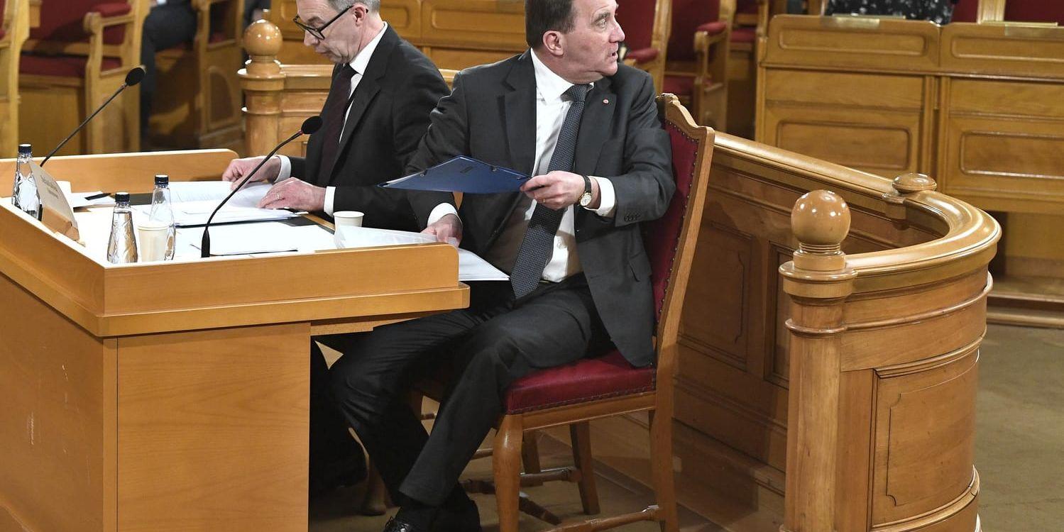 Per Hall, rättschef i Statsrådsberedningen, och statsminister Stefan Löfven (S) under KU-utfrågning i riksdagen.