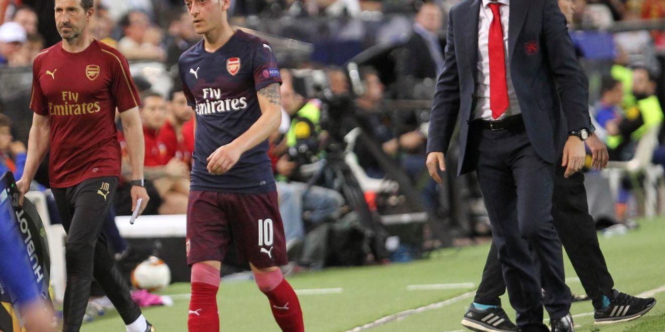 Arsenals Mesut Özil, vänster, och tränare Unai Emery, höger, ska till Baku. Frågan är hur många av lagets supportrar som kommer att följa med för att se Europa League-finalen.