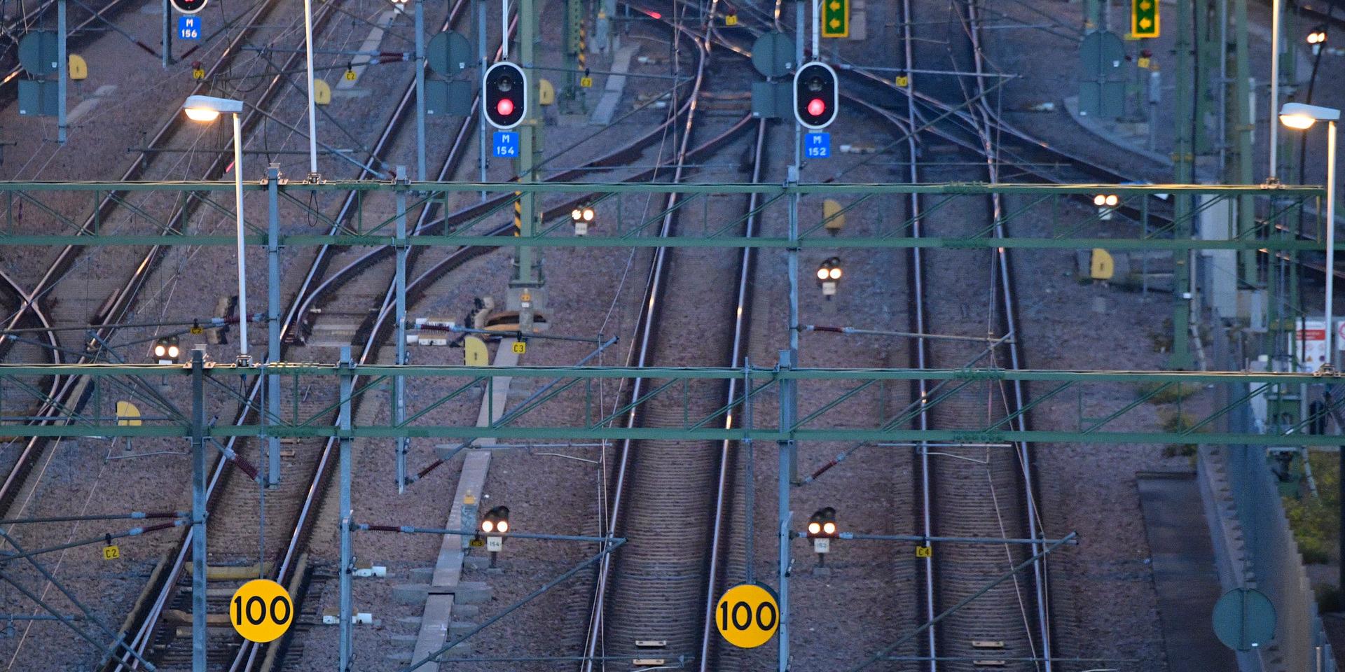 På sträckan Töreboda–Skövde är det totalstopp i tågtrafiken. Nulägets prognos är att ett spår öppnas upp på tisdag. Arkivbild.