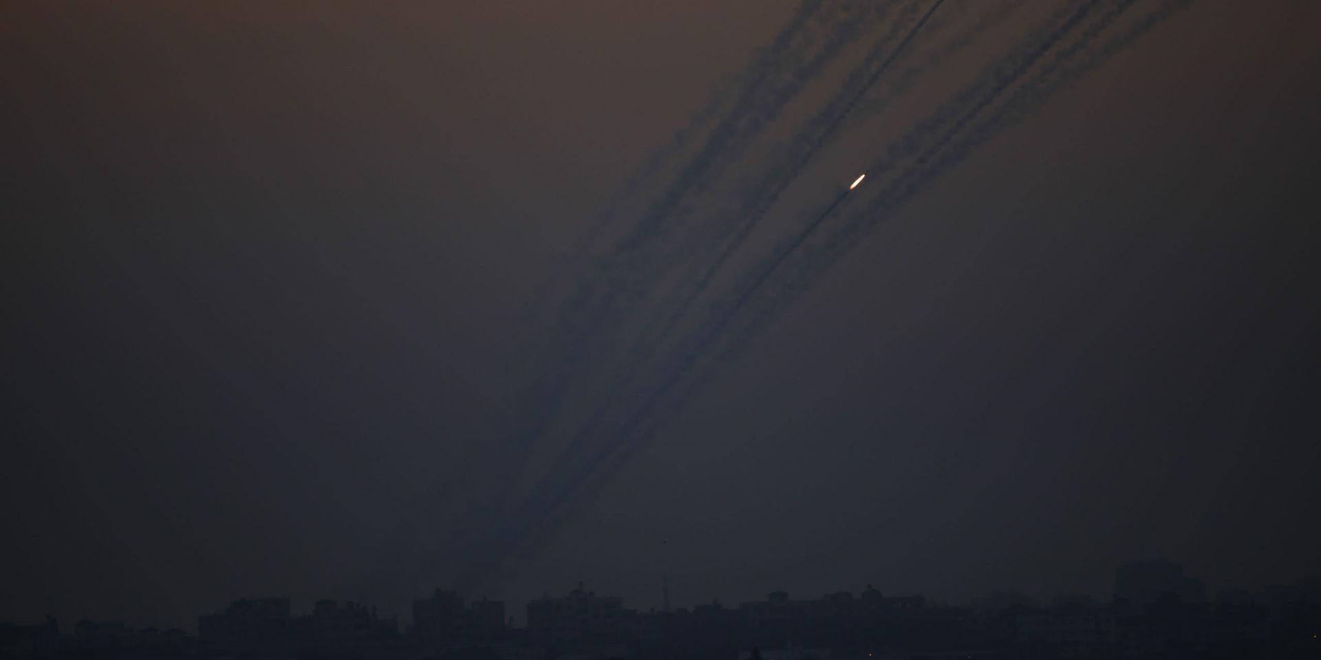Raketer som avlossats från Gazaremsan mot Israel lämnar spår på himlen. Arkivbild. 