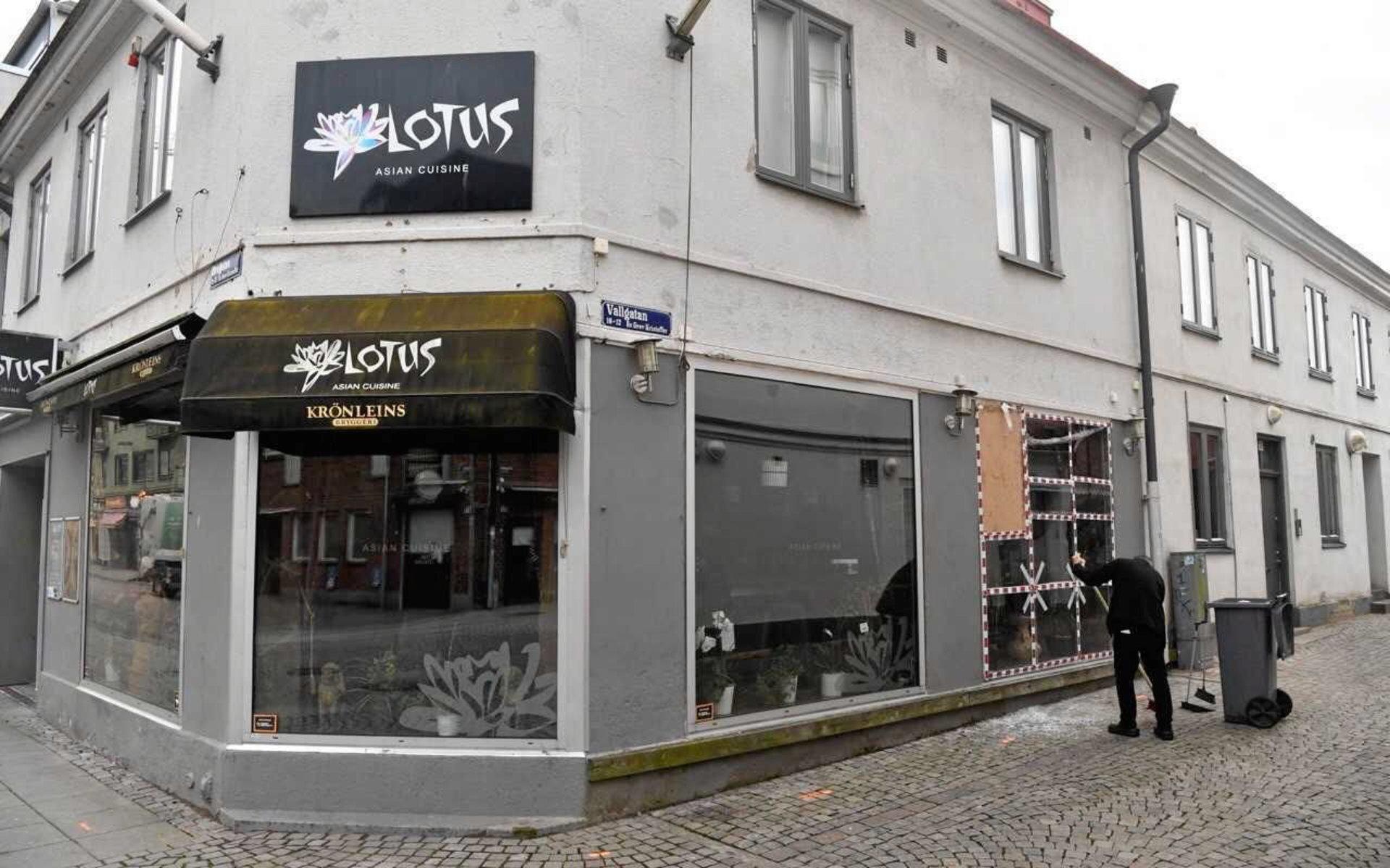 Under natten har någon krossat en ruta till restaurang Lotus på Brogatan.