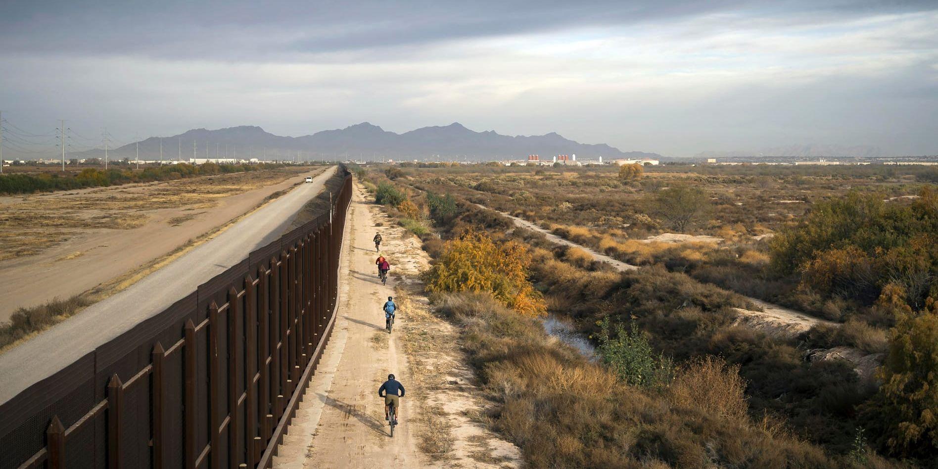 Cyklister nära gränsen mellan amerikanska Texas och Mexiko, som redan är försedd med barriär. Arkivbild.