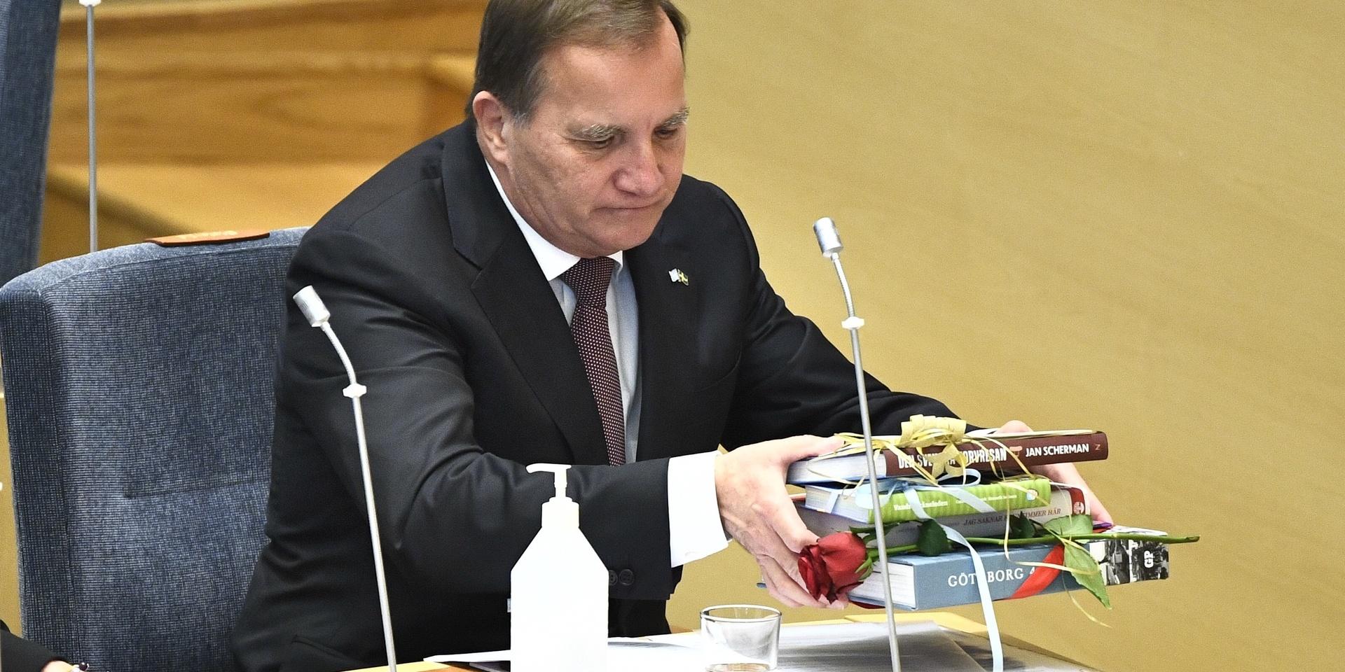 Den avgående S-ledaren och statsminister Stefan Löfven samlar ihop sina presenter.